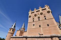 Centrali wierza Główna fasada Alcazar kasztel W Segovia Architektura, podróż, historia obrazy royalty free Centrali wierza Główna fasada Alcazar kasztel W Segovia Architektura, podróż, historia obrazy royalty free