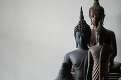 Centre choisi de statue antique de buddhas de noir de vintage au milieu de l'autre statue de buddhas photographie stock libre de droits Centre choisi de statue antique de buddhas de noir de vintage au milieu de l'autre statue de buddhas photographie stock libre de droits