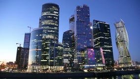 Centro de negocios internacional de los rascacielos (ciudad) en la noche, Moscú, Rusia almacen de video Centro de negocios internacional de los rascacielos (ciudad) en la noche, Moscú, Rusia almacen de video