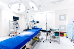 Centro di sanità, stanza di ospedale Interno della sala operatoria con il letto e le lampade vuoti fotografia stock libera da diritti Centro di sanità, stanza di ospedale Interno della sala operatoria con il letto e le lampade vuoti fotografia stock libera da diritti