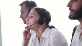 Centro do contato Operador da mulher com dor de cabeça e esforço no trabalho vídeos de arquivo Centro do contato Operador da mulher com dor de cabeça e esforço no trabalho vídeos de arquivo