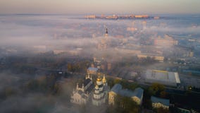 Centro urbano di Harkìv coperto di nebbia Mattina nebbiosa a Harkìv, l'Ucraina immagine stock Centro urbano di Harkìv coperto di nebbia Mattina nebbiosa a Harkìv, l'Ucraina immagine stock