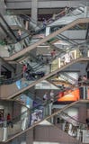 Centrum handlowe z poruszającymi eskalatorami obrazy stock Centrum handlowe z poruszającymi eskalatorami obrazy stock