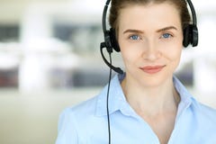 Centrum Telefoniczne Operator Portret piękna biznesowa kobieta w słuchawki zdjęcie stock Centrum Telefoniczne Operator Portret piękna biznesowa kobieta w słuchawki zdjęcie stock