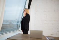 CEO femminile che chiama con il telefono delle cellule immagini stock CEO femminile che chiama con il telefono delle cellule immagini stock