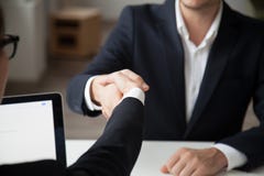 CEO que agita a mão do candidato de trabalho masculino imagem de stock CEO que agita a mão do candidato de trabalho masculino imagem de stock