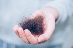 Cepillo de pelo y pelo derramado imagenes de archivo Cepillo de pelo y pelo derramado imagenes de archivo