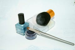 Cepillos nailpolish azules del sombreador de ojos, del polvo y del cosmético imagen de archivo libre de regalías Cepillos nailpolish azules del sombreador de ojos, del polvo y del cosmético imagen de archivo libre de regalías
