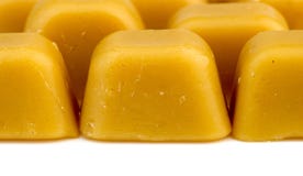 Cera australiana naturale arancio delle api isolata su bianco immagini stock Cera australiana naturale arancio delle api isolata su bianco immagini stock