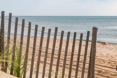 Cerca de madera de la arena en la playa en la cabeza de las quejas, Carolina del Norte fotos de archivo Cerca de madera de la arena en la playa en la cabeza de las quejas, Carolina del Norte fotos de archivo