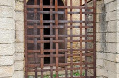 Cerca oxidada en ventana de la casa medieval fotografía de archivo Cerca oxidada en ventana de la casa medieval fotografía de archivo