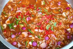 Cerca para arriba, mejillones conservados en vinagre, Cymbopogon, chalote, jengibre, hojas de la cal del cafre, cebolleta, comida imagen de archivo Cerca para arriba, mejillones conservados en vinagre, Cymbopogon, chalote, jengibre, hojas de la cal del cafre, cebolleta, comida imagen de archivo