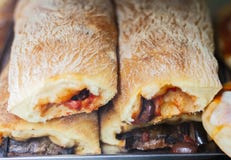 Cerca para arriba pastel recientemente cocido del soplo con la carne y la berenjena del horno en tienda de la panadería imagen de archivo libre de regalías Cerca para arriba pastel recientemente cocido del soplo con la carne y la berenjena del horno en tienda de la panadería imagen de archivo libre de regalías