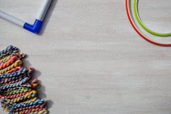 Cercles de broderie pour l'art cr?atif et fils tress?s de soie pour la broderie sur un fond clair l'espace de texte libre photo stock Cercles de broderie pour l'art cr?atif et fils tress?s de soie pour la broderie sur un fond clair l'espace de texte libre photo stock
