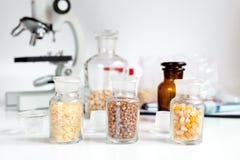 Cereais nos tubos de ensaio de vidro para a análise no laboratório fotos de stock Cereais nos tubos de ensaio de vidro para a análise no laboratório fotos de stock