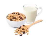 Cereal crujiente del granola de la avena con la taza de cristal de leche imagenes de archivo Cereal crujiente del granola de la avena con la taza de cristal de leche imagenes de archivo