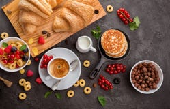 Cereali da prima colazione, croissant, bacche fresche e tazza di caffè immagine stock Cereali da prima colazione, croissant, bacche fresche e tazza di caffè immagine stock