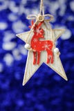 Cerfs communs dans la neige cerfs communs argentés de Noël de décor sur le fond blanc de neige Copiez l'espace nouvelle année ou photo stock Cerfs communs dans la neige cerfs communs argentés de Noël de décor sur le fond blanc de neige Copiez l'espace nouvelle année ou photo stock