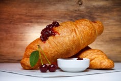 Cerise mûre avec le croissant Photos stock Cerise mûre avec le croissant Photos stock
