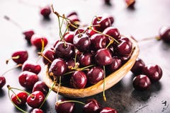 Cerises Cerises une de la plaque blanche Cerises fraîches Cerises mûres sur la table concrète en bois - panneau Photos stock Cerises Cerises une de la plaque blanche Cerises fraîches Cerises mûres sur la table concrète en bois - panneau Photos stock