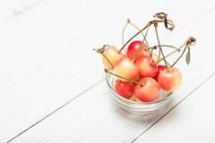 Cerises plus pluvieuses d'or, agriculture âgée Nourriture délicieuse de régime de dessert image libre de droits Cerises plus pluvieuses d'or, agriculture âgée Nourriture délicieuse de régime de dessert image libre de droits