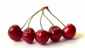 Cerises sur le fond blanc photos libres de droits Cerises sur le fond blanc photos libres de droits