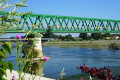 Cerque el puente con barandilla a través del río Drava en la ciudad croata Osijek, visión desde la costa imagenes de archivo Cerque el puente con barandilla a través del río Drava en la ciudad croata Osijek, visión desde la costa imagenes de archivo