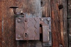 Cerradura vieja en una puerta vieja de la madera Fotografía de archivo libre de regalías Cerradura vieja en una puerta vieja de la madera Fotografía de archivo libre de regalías