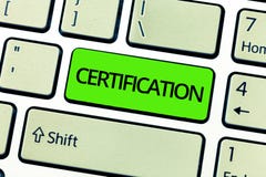 Certification d'apparence de signe des textes Photo conceptuelle fournissant à quelqu'un le document officiel certifiant à un sta image stock Certification d'apparence de signe des textes Photo conceptuelle fournissant à quelqu'un le document officiel certifiant à un sta image stock