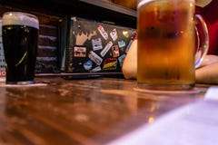 Cerveja bebendo dos povos com bom ambiente imagem de stock Cerveja bebendo dos povos com bom ambiente imagem de stock