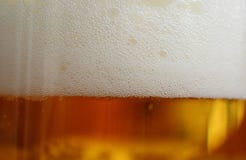 Cerveja espumoso do fundo em uma caneca de vidro fotografia de stock Cerveja espumoso do fundo em uma caneca de vidro fotografia de stock