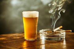 Cerveja Gelado Espumoso E Cigarro Em Um Bar Imagem de Stock - Imagem de cerveja, espumoso: 77268413