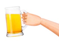 Cerveza con la mano de madera que hace la tostada foto de archivo libre de regalías Cerveza con la mano de madera que hace la tostada foto de archivo libre de regalías