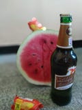 Cerveza con la sandía y las galletas fotos de archivo Cerveza con la sandía y las galletas fotos de archivo