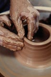 Cerámica El amo en la rueda del ` s del alfarero, produce un buque de la arcilla Foto de archivo Cerámica El amo en la rueda del ` s del alfarero, produce un buque de la arcilla Foto de archivo