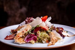 Cesar Salad i en salladbunke på en restaurangsvartbakgrund royaltyfri bild Cesar Salad i en salladbunke på en restaurangsvartbakgrund royaltyfri bild