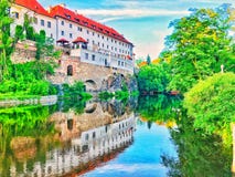 Cesky krumlovslott bredvid floden arkivbild Cesky krumlovslott bredvid floden arkivbild