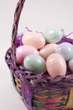 Cesta con los huevos de Pascua - opinión de Pascua de Verticle Cesta con los huevos de Pascua - opinión de Pascua de Verticle