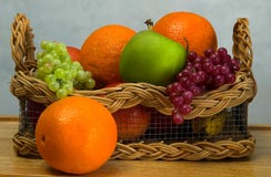 Cesta de fruta imagem de stock royalty free Cesta de fruta imagem de stock royalty free