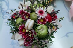 Cesta de la boda con las flores fotos de archivo libres de regalías Cesta de la boda con las flores fotos de archivo libres de regalías