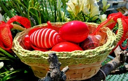 Cesta de Pascua con los huevos pintados rojos y diversos modelos fotos de archivo libres de regalías Cesta de Pascua con los huevos pintados rojos y diversos modelos fotos de archivo libres de regalías