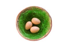Cesta de vime com os três ovos de codorniz imagens de stock Cesta de vime com os três ovos de codorniz imagens de stock