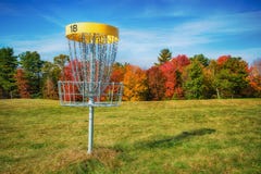 Cesta del agujero del golf del disco en otoño Foto de archivo libre de regalías Cesta del agujero del golf del disco en otoño Foto de archivo libre de regalías