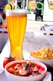 Ceviche del gamberetto con popcorn e birra fotografie stock libere da diritti Ceviche del gamberetto con popcorn e birra fotografie stock libere da diritti