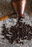 Cezve avec les grains de café et les crêpes renversés avec les pommes vapeur à l'arrière-plan photos libres de droits Cezve avec les grains de café et les crêpes renversés avec les pommes vapeur à l'arrière-plan photos libres de droits