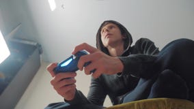 ch?opiec nastolatek w kapiszonie bawi? si? gra wideo na konsoli na styl ?ycia gamepad M?ody nastoletni m??czyzny kapturzasty pulo zbiory ch?opiec nastolatek w kapiszonie bawi? si? gra wideo na konsoli na styl ?ycia gamepad M?ody nastoletni m??czyzny kapturzasty pulo zbiory