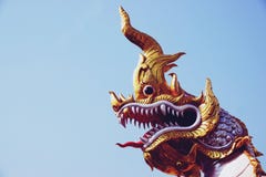 Chachoengseo, Thaïlande 3 février 2019 : Statue de Naga ou de serpent, la croyance du bouddhisme, temple thaïlandais photo libre de droits Chachoengseo, Thaïlande 3 février 2019 : Statue de Naga ou de serpent, la croyance du bouddhisme, temple thaïlandais photo libre de droits
