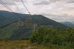 Chairlift ανελκυστήρας στα Καρπάθια βουνά που οδηγούν από το σταθμό βουνών Μεταφορά των οδοιπόρων σε θερινή περίοδο στοκ εικόνα Chairlift ανελκυστήρας στα Καρπάθια βουνά που οδηγούν από το σταθμό βουνών Μεταφορά των οδοιπόρων σε θερινή περίοδο στοκ εικόνα