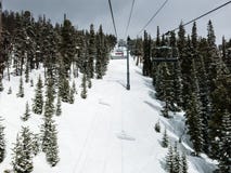 Chairlift σε μια κλίση ενός χιονοδρομικού κέντρου κάτω από τον γκρίζο ουρανό στοκ φωτογραφίες με δικαίωμα ελεύθερης χρήσης Chairlift σε μια κλίση ενός χιονοδρομικού κέντρου κάτω από τον γκρίζο ουρανό στοκ φωτογραφίες με δικαίωμα ελεύθερης χρήσης