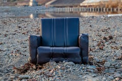 Chaise abandonnée par la rivière photographie stock Chaise abandonnée par la rivière photographie stock
